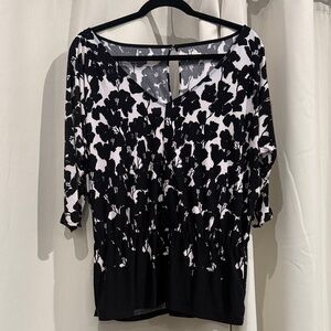 White House Black Market Women’s black and white flowy top Size M